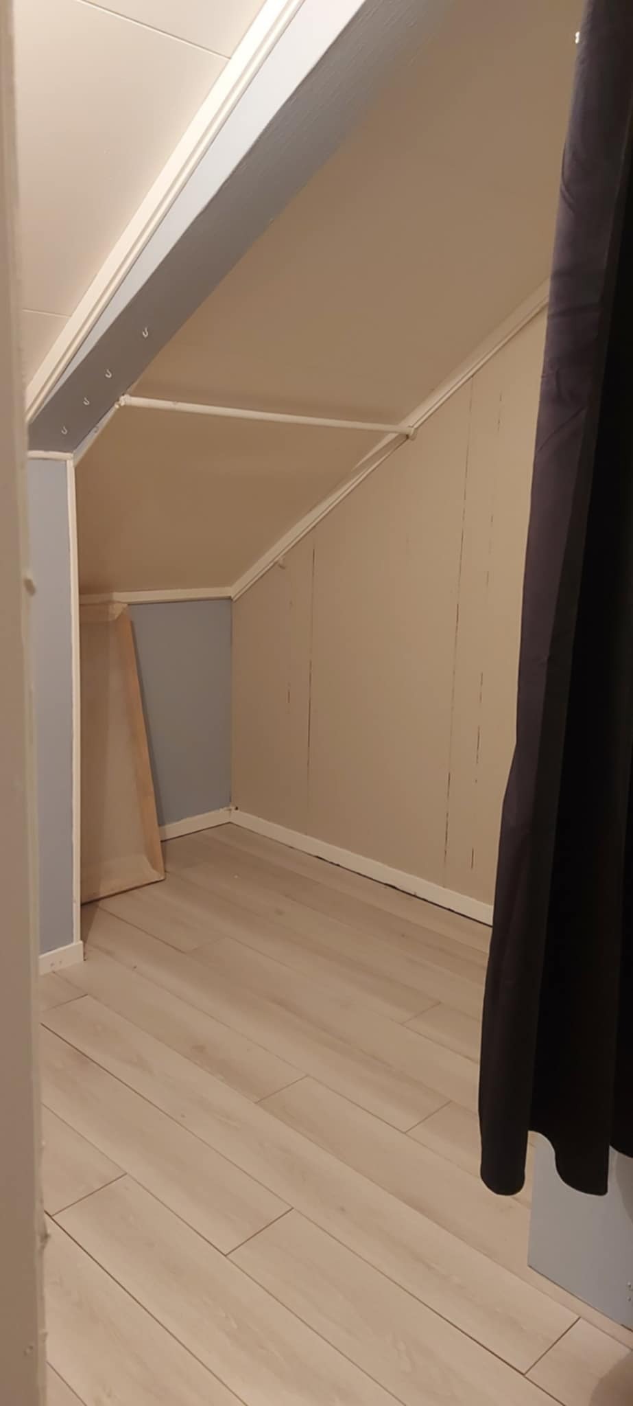 I annen etasje er det en garderobe/bod, med god plass for henging av klær og med hyller. 